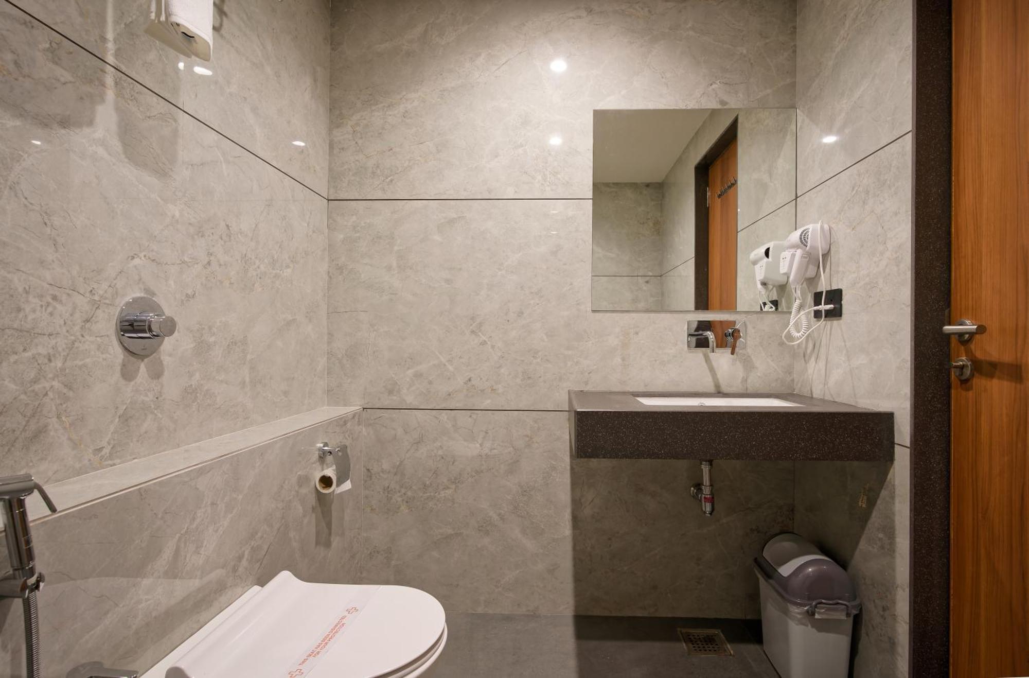 Plenteous Inn Ahmedabad Eksteriør bilde