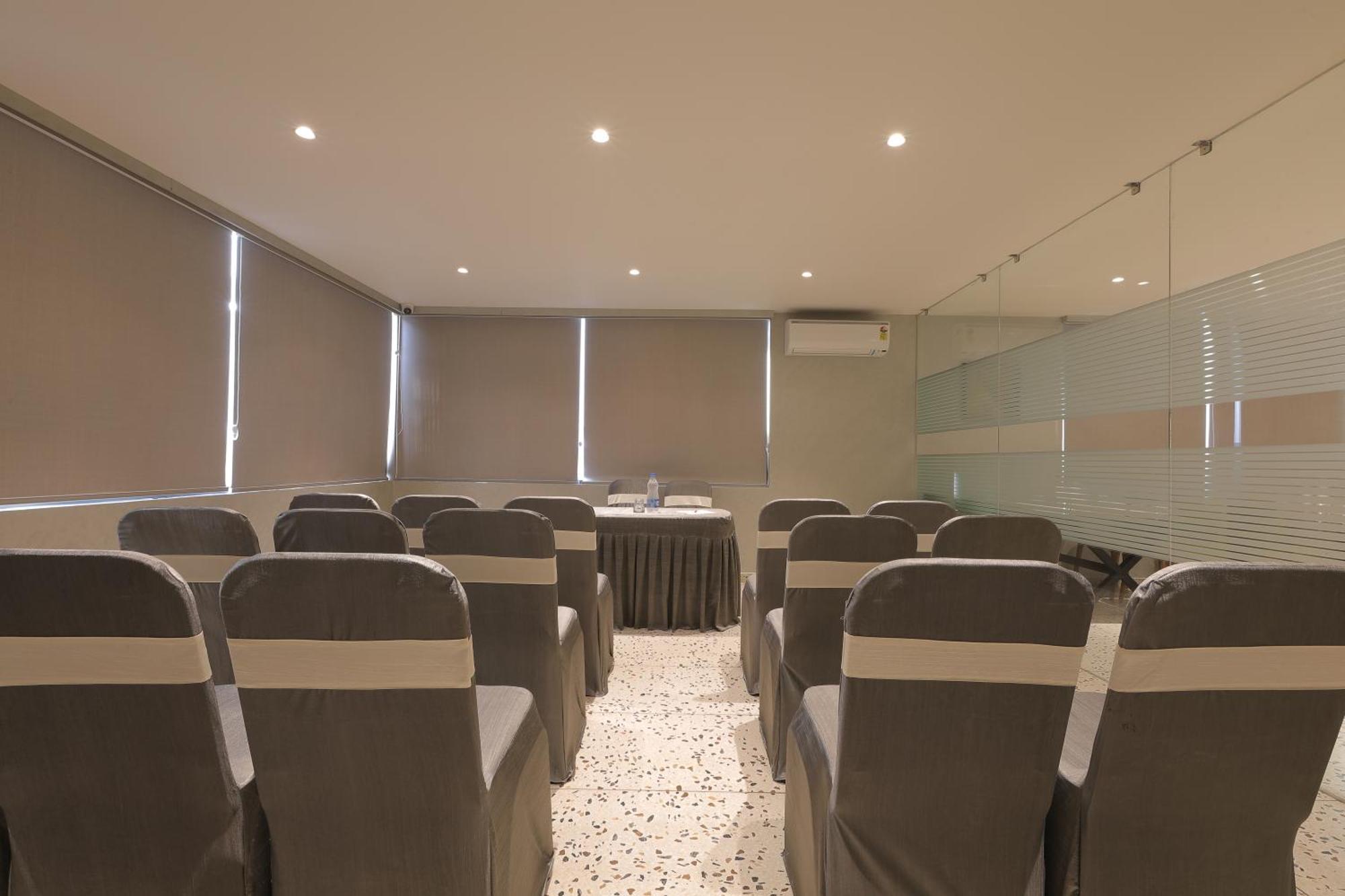 Plenteous Inn Ahmedabad Eksteriør bilde