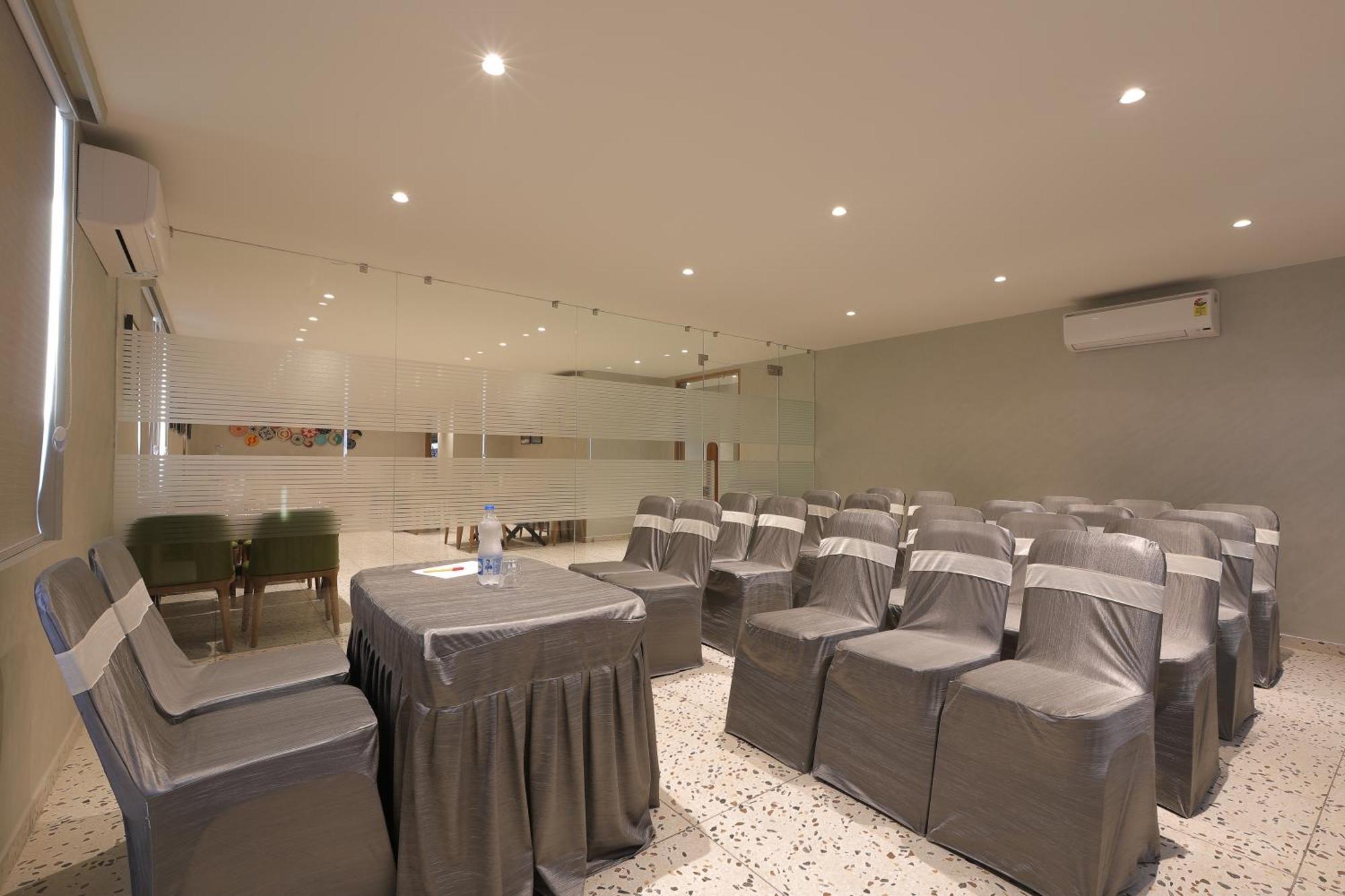 Plenteous Inn Ahmedabad Eksteriør bilde