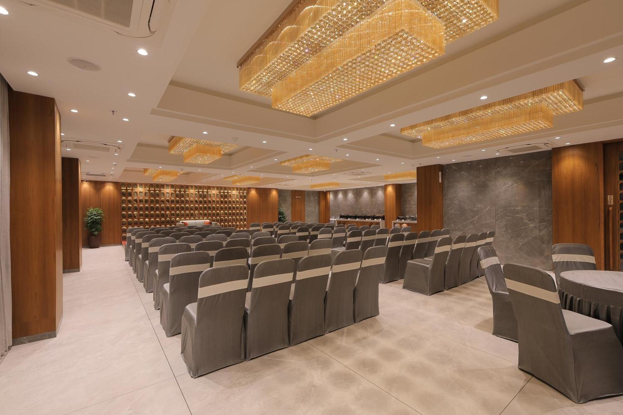 Plenteous Inn Ahmedabad Eksteriør bilde